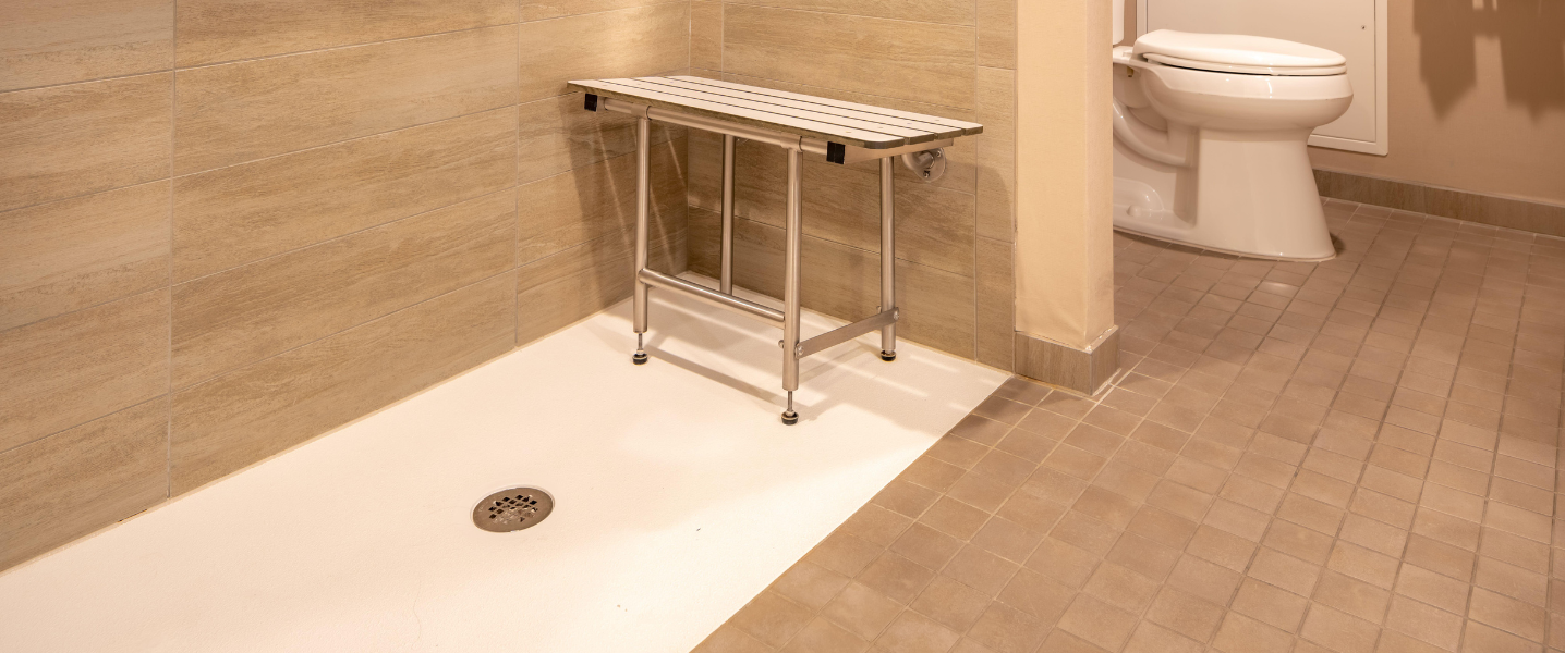 Adapter sa salle de bain pour bien vieillir chez soi : toutes les aides disponibles