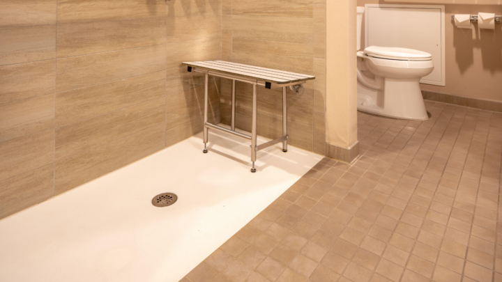 Adapter sa salle de bain pour bien vieillir chez soi : toutes les aides disponibles